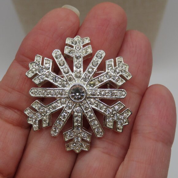 Monet Vintage Snowflake Rhinestone Silver Tone Brooch - Picture 1 of 6
